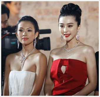 Phạm Băng Băng và Chương Tử Di trong buổi ra mắt bộ phim hợp tác chung giữa họ "Phi thường hoàn mỹ" tại thủ đô Bắc Kinh năm 2009.